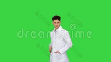 年轻医生穿着实验衣做正面<strong>翻牌</strong>胜利！！ 在绿色屏幕上，铬键。